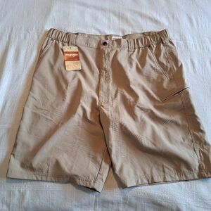 Wrangler men's size 42 tan light weight shorts, New